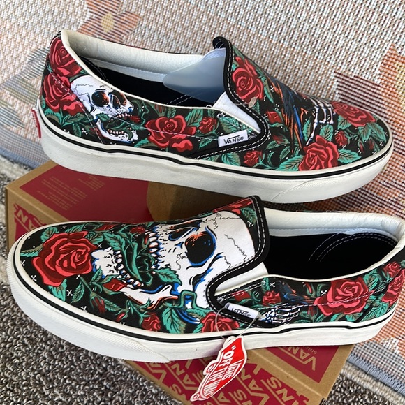 Vans WMNS Classic Slip-0n
Rose Skulls Black/True White 
VN0A7Q5D6BT
Sneakers - Picture 12 of 16